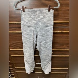 Lululemon Wunder Under Crop II (HR or Roll Down Mesh) Size 6
